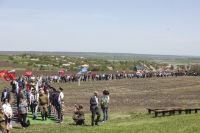 Людской поток к мемориалу «Самбекские высоты» в майские дни.