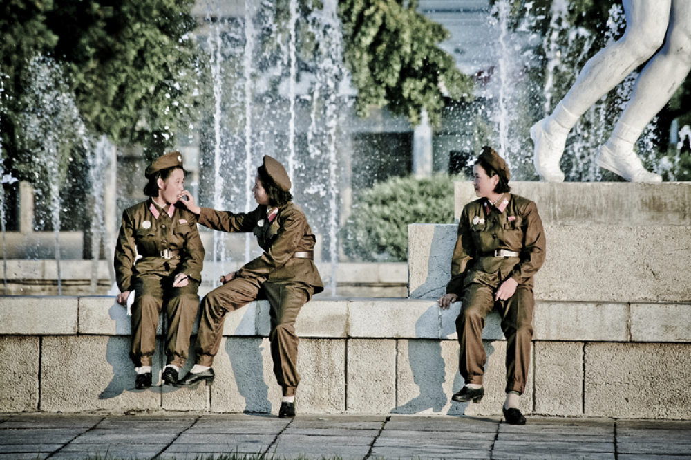 Мэтт Пэш (Великобритания). Женщины Пхеньяна. 2012. «Как фотографу мне пришлось нелегко. Фотографировать людей обычно не разрешалось, да и вообще вся фотосъёмка тщательно контролировалась. Многие живые фотографии я сделал «подпольно», используя телеобъектив или снимая «от бедра», чтобы не привлекать внимания. Меня не покидало ощущение, что я и вся наша группа постоянно находится под наблюдением, и что ничего не проходит незамеченным», — рассказал о работе в КНДР фотограф.