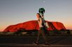 7 июня. Девушка с камерой Trekker Google Street View у скалы Улуру, Австралия. 