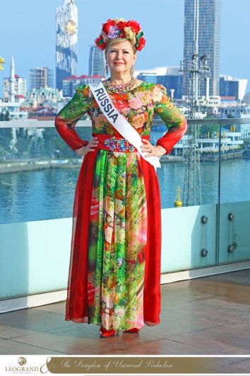 58-летняя Вера Мельникова была удостоена сразу двух титулов: «Бизнес-Леди» и «Гранд Леди Шарм Universal 2017».