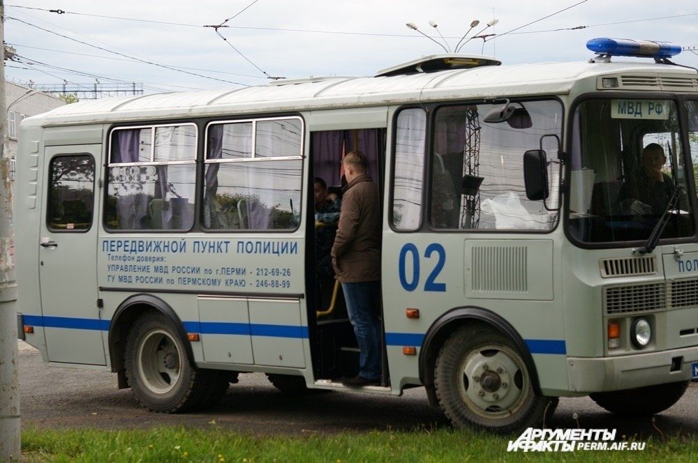 Рядом с одним из входов стоял передвижной пункт полиции.