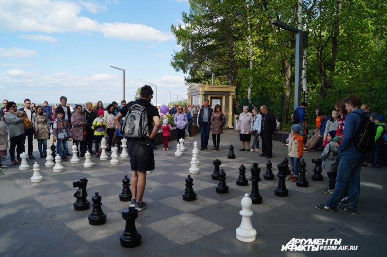 Шахматы на набережной есть разных размеров.