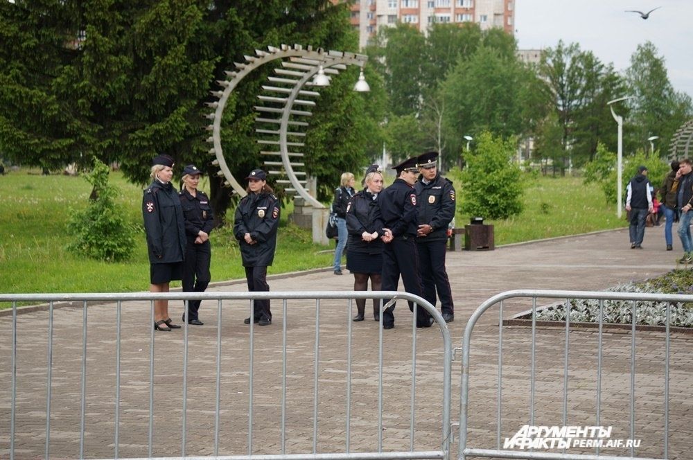 Представителей полиции было достаточно много по всему периметру площадки, где проходил митинг.