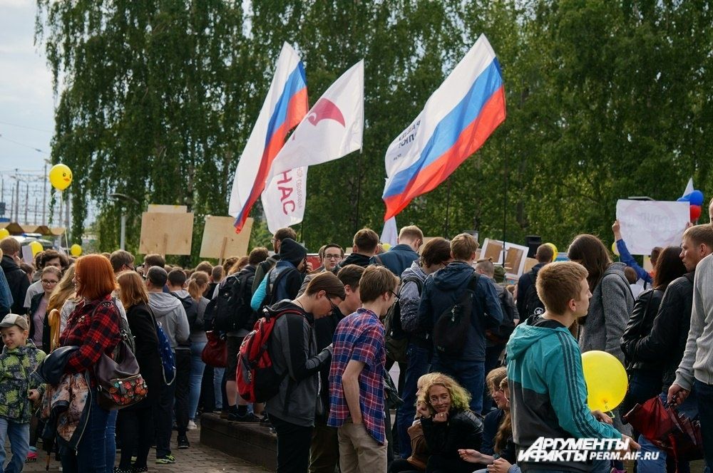 Многие пришли с флагами.