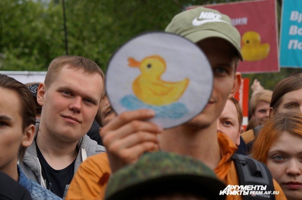 Изображения уточек также присутствовали на многих плакатах.