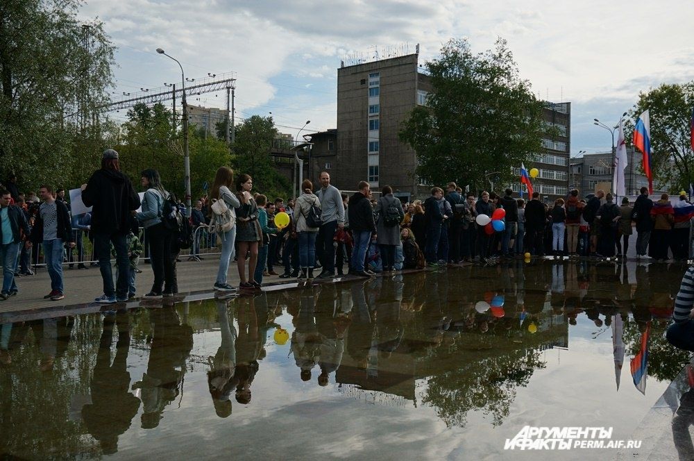 Митингующие равномерно распределились по площадке проведения гражданской акции.