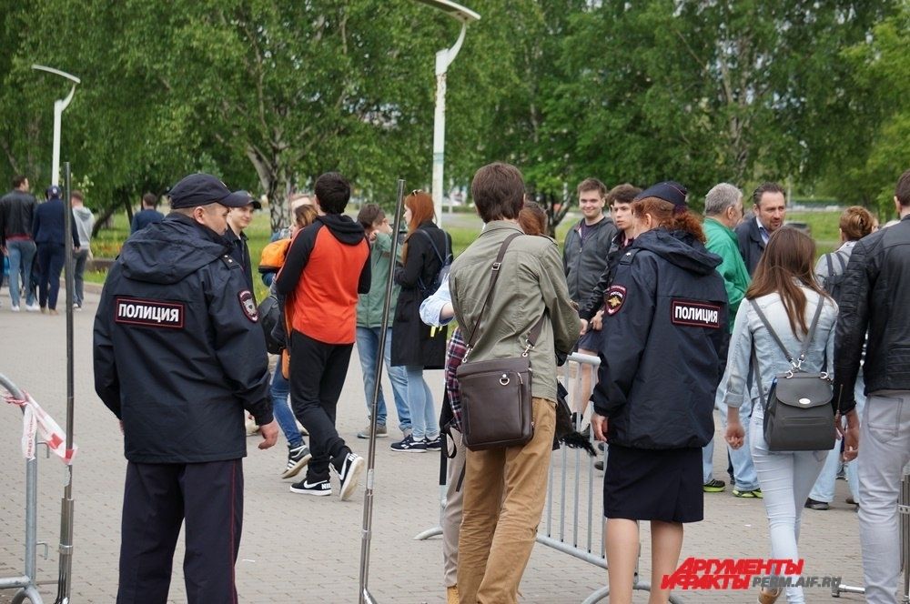 На входе сумки участников митинга проверяли сотрудники полиции.