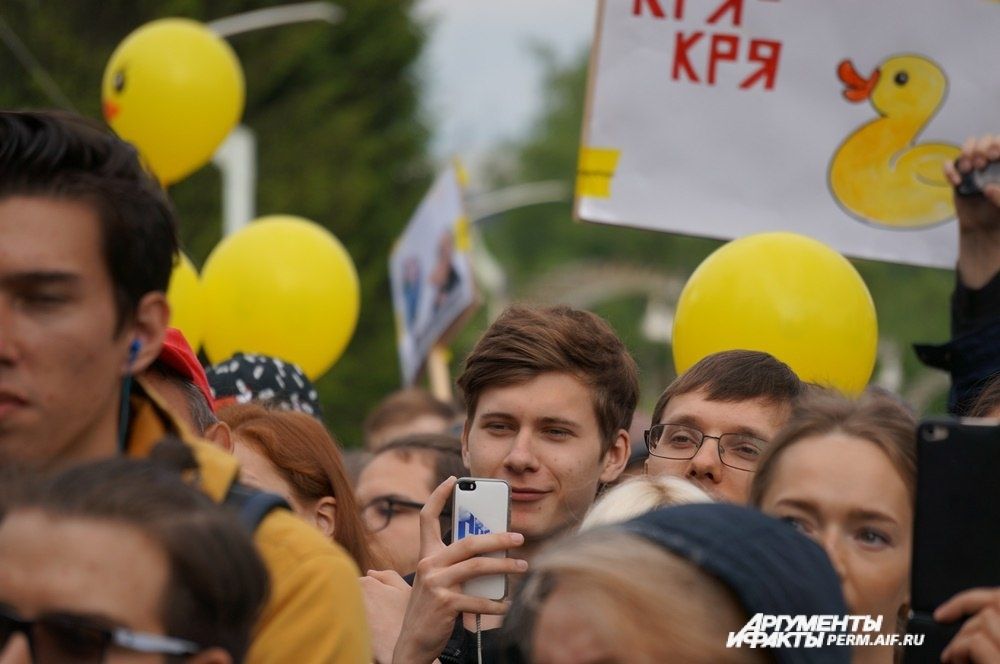 Пермяки фотографировали и снимали на видео происходящее.