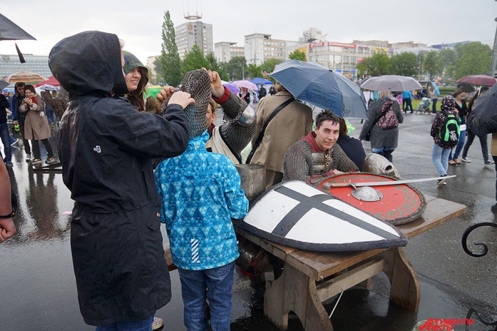Маленькие пермяки могли примерить настоящие железные доспехи.