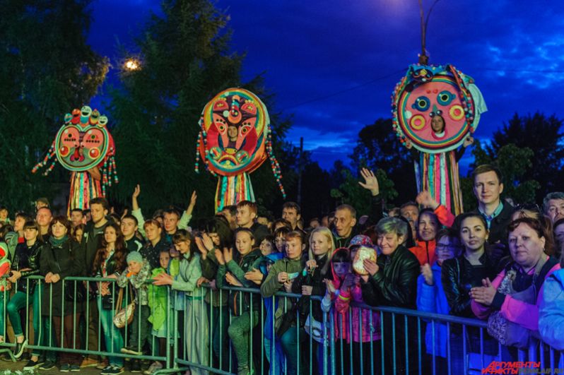 Пространство вокруг памятника наполнилось интерактивными развлечениями, особыми гостями события стали «ожившие маски» – символы карнавального шествия «Пермское яркое».