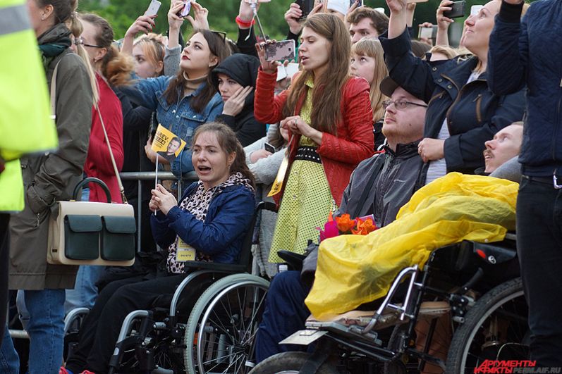 На концерт Лазарева на первые места посадили инвалидов в рамках акции благотворительного фонда «Дедморозим».