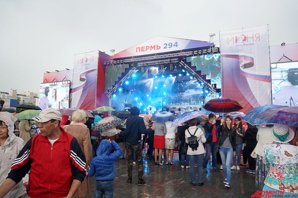 На главной сцене города около Театра-Театра развернулась музыкальная программа.
