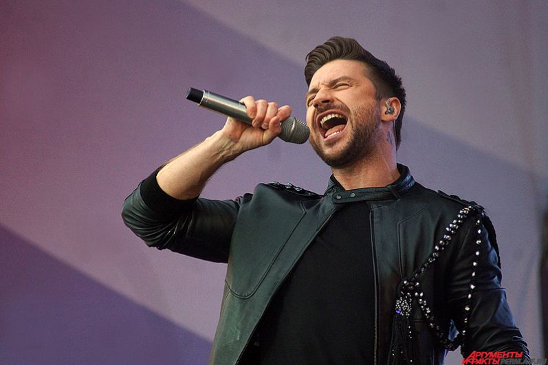 В конце Сергей под бурные возгласы фанатов спел свою песню для «Евровидения».