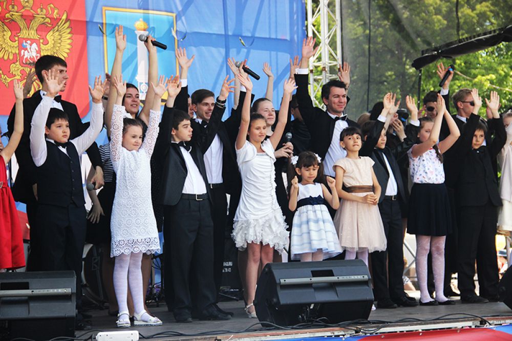 Хор на площади Ленина пел на на языках различных народов России и мира