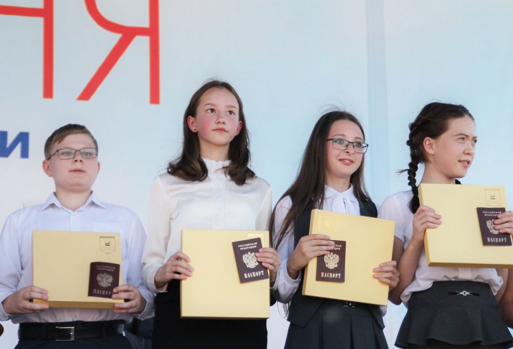 14-летним иркутянам выдали 12 июня первые паспорта.