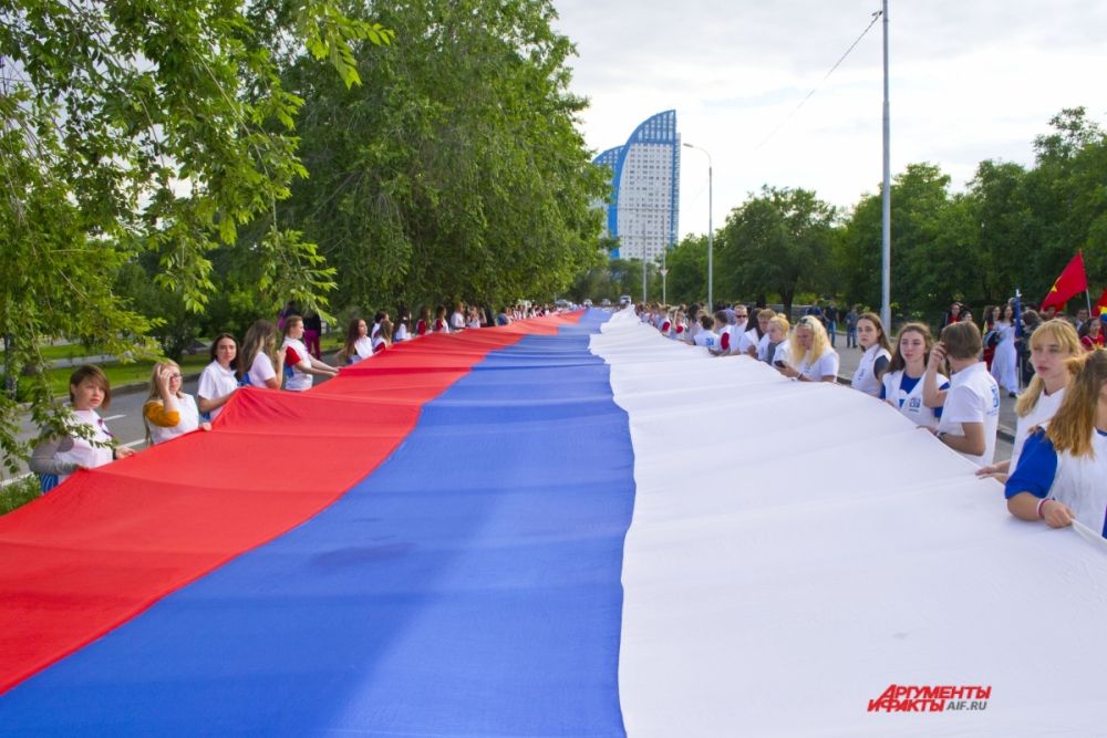 Многометровый триколор пронесли по нижней террасе Центральной набережной.