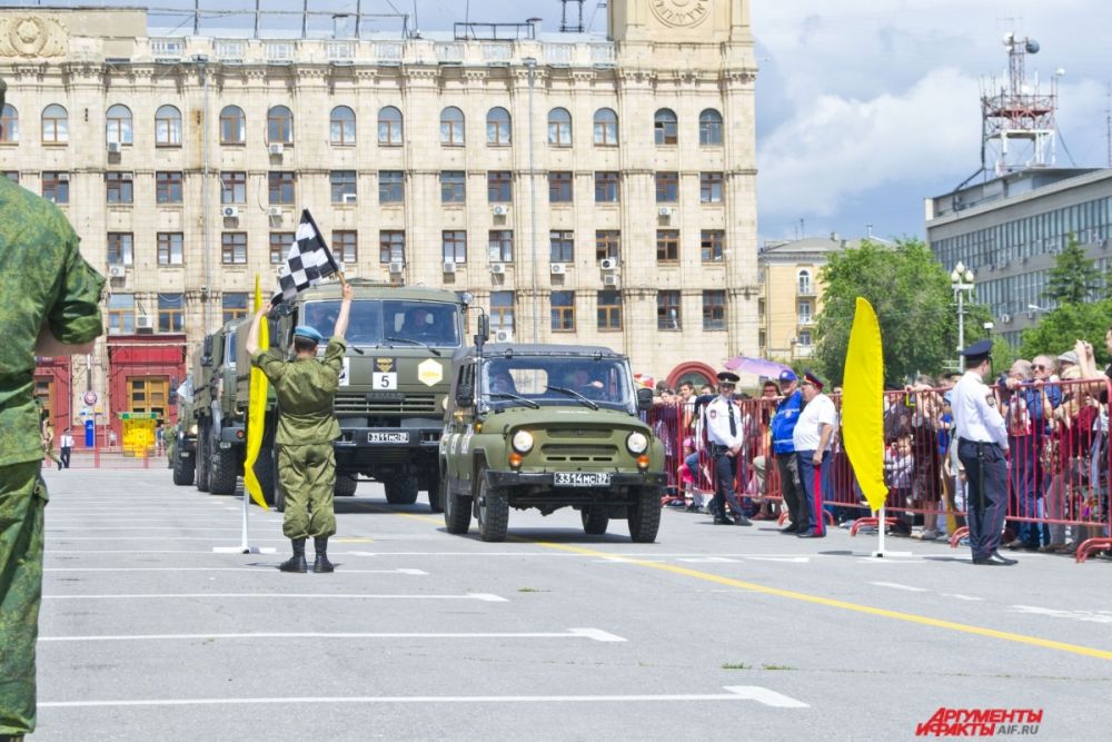 На площади Павших борцов дали старт всероссийскому «Военному ралли» - гонкам на арамейских автомобилях, которые продлятся 7 дней.