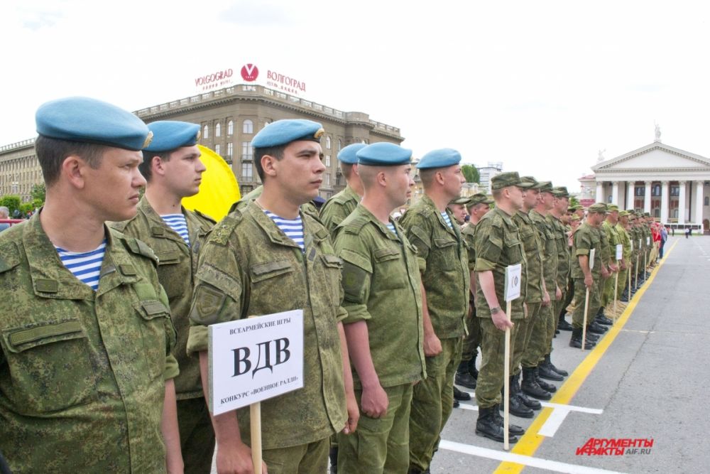 На площади Павших борцов дали старт всероссийскому «Военному ралли» - гонкам на арамейских автомобилях, которые продлятся 7 дней.