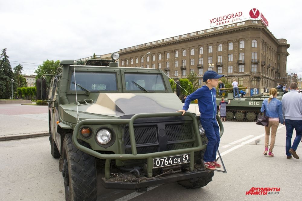 Выставка военной техники была очень популярна у детей.