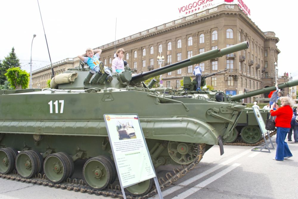 Выставка военной техники была очень популярна у детей.