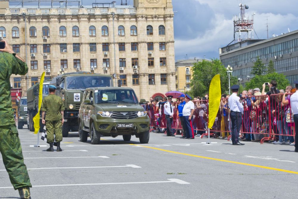На площади Павших борцов дали старт всероссийскому «Военному ралли» - гонкам на арамейских автомобилях, которые продлятся 7 дней.