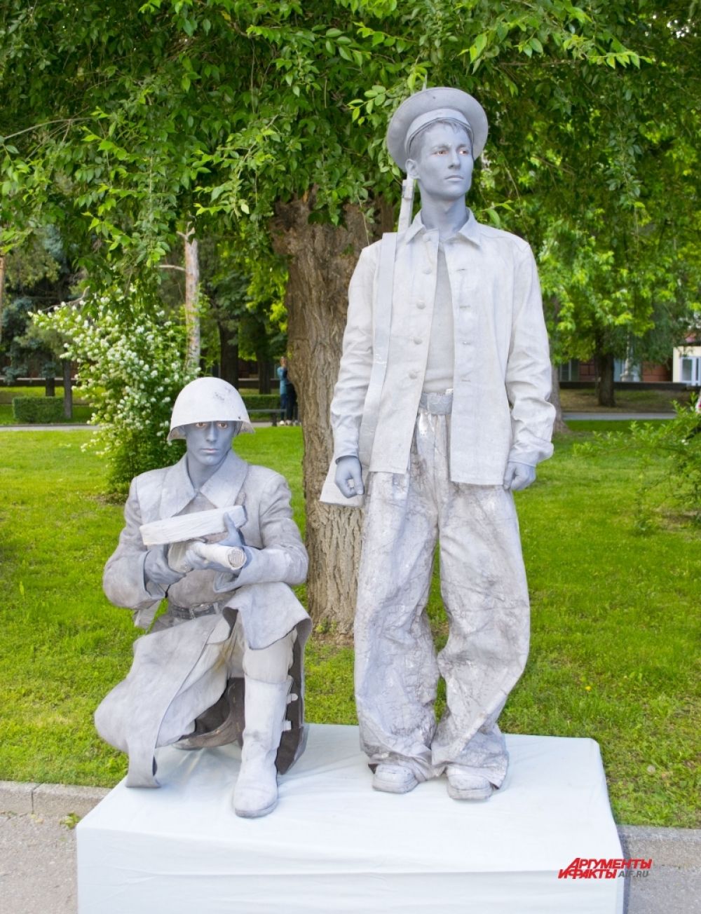 «Живые скульптуры» встречали горожан на Аллее Героев.