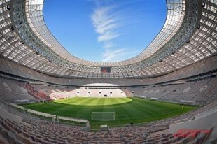 Кровлю Большой спортивной арены с помощью светодиодов превратили в полноценный медиаэкран площадью 40 тыс. кв. м. Два табло (на южной и северной трибунах) будут транслировать статистику и интересные моменты матчей.