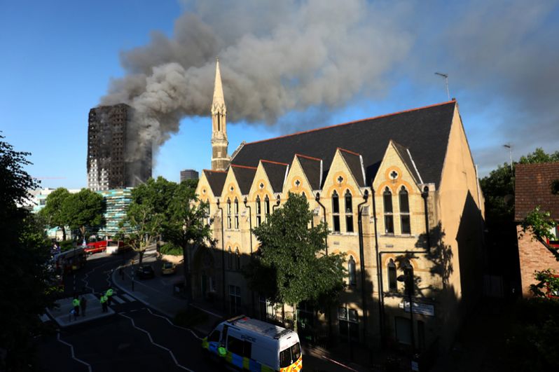 Пожар в многоэтажном доме в Лондоне.