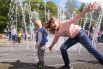 Фонтаны в Парке Победы - любимое развлечение юных гостей праздника.