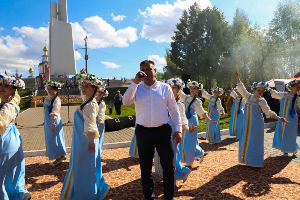 организовали праздничный концерт. В программе - любимые песни прошлых лет. Одну из них, кстати, под аплодисменты исполнил депутат Гордумы Дмитрий Никулин, что стало отличным завершением праздника.