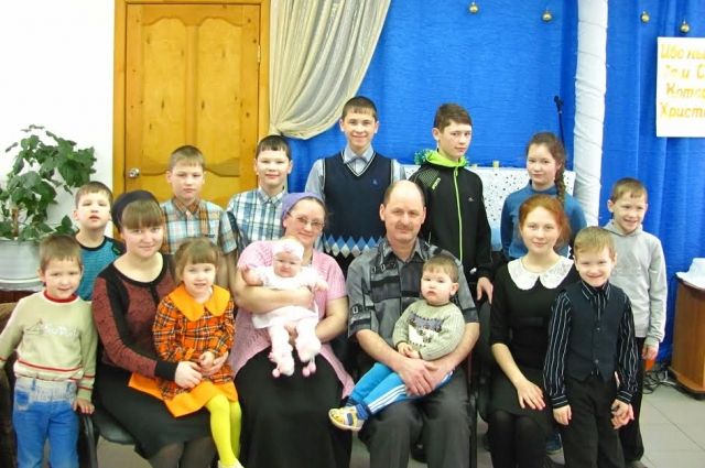 Андрей и Оксана Богомоловы женаты 26 лет. За эти годы в семье родились 14 детей.