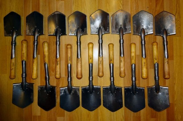 Петербуржец собрал коллекцию армейских лопат.