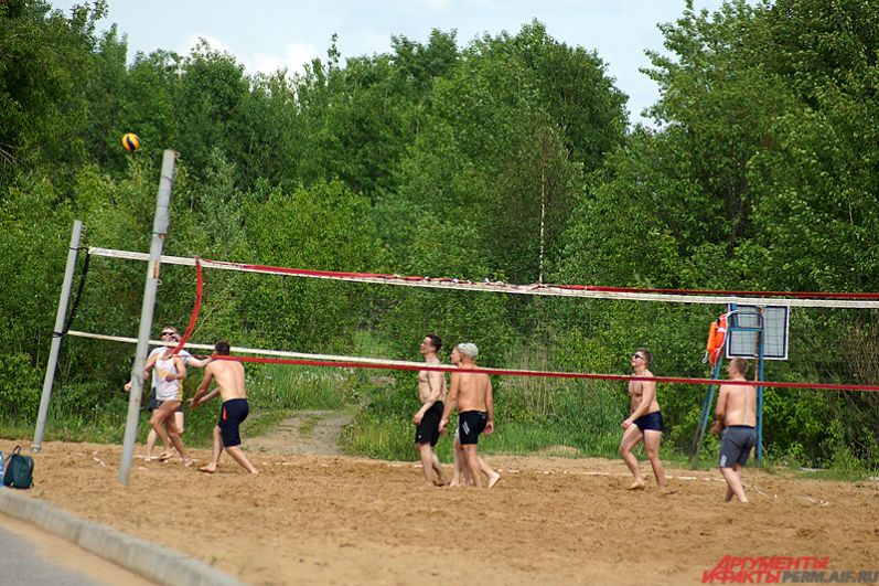 Чуть подальше находятся зоны для пляжного волейбола. Поиграть может любой желающий.