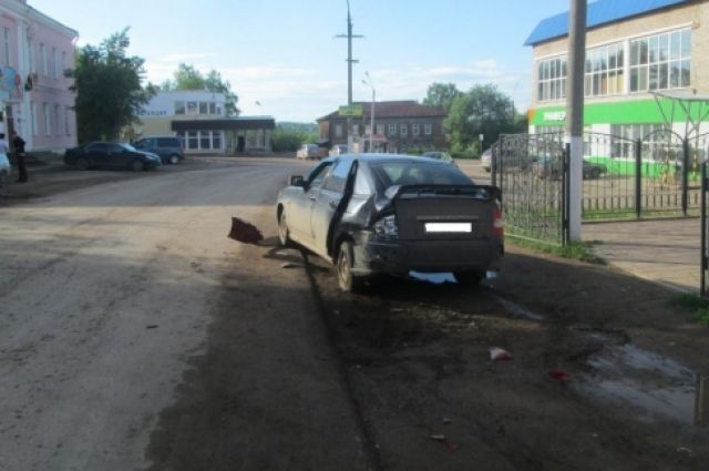 В Карагае водитель не справился с управлением и допустил наезд на стоящий на обочине автомобиль ВАЗ-217230.