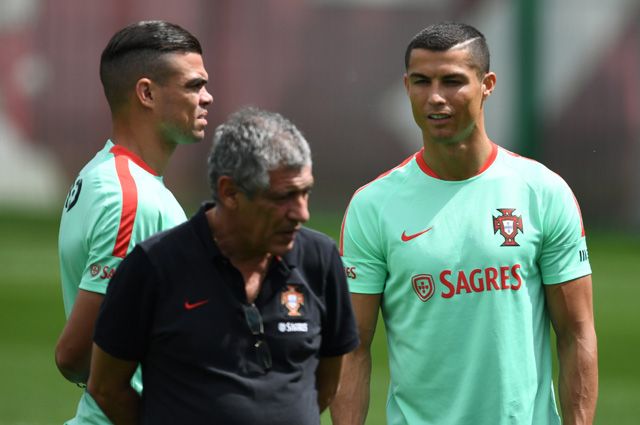 Слева направо: Пепе, главный тренер сборной Португалии Фернанду Сантуш и Криштиану Роналду на тренировке перед началом турнира Кубка конфедераций по футболу 2017.