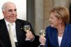 1 октября 2010 года. Бывший канцлер Германии Гельмут Коль с канцлером Германии Ангелой Меркель отмечают предстоящую 20-летнюю годовщину объединения Германии в Берлине. 
