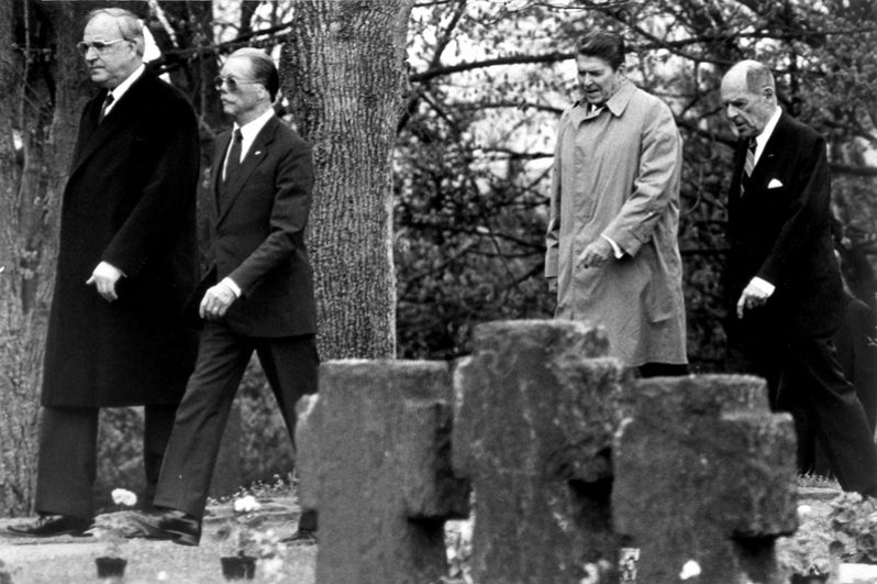 5 мая 1985 года. Канцлер Германии Гельмут Коль и президент США Рональд Рейган на немецком военном кладбище в Битбурге.