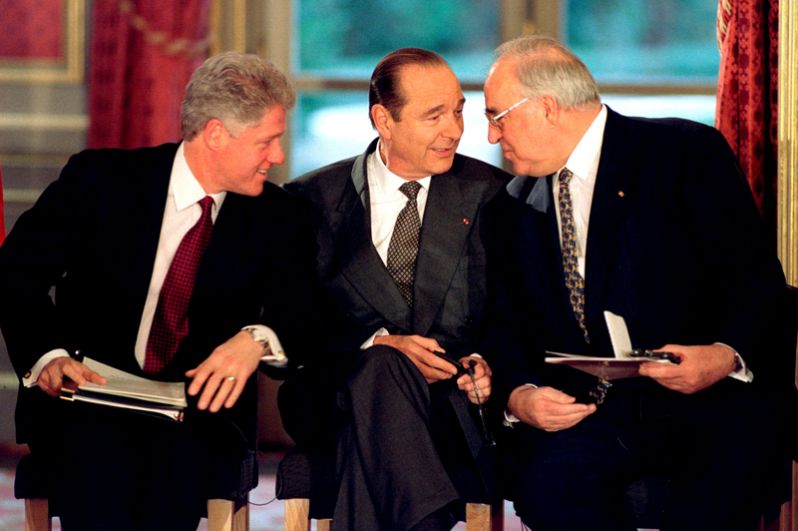 14 декабря 1995 года. Президент США Билл Клинтон (слева), президент Франции Жак Ширак (в центре) и канцлер Германии Гельмут Коль во время подписания Боснийского мирного соглашения в Елисейском дворце в Париже.