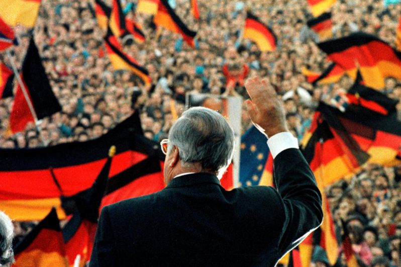 Февраль 1990 года. Гельмут Коль выступает на предвыборном митинге в Эрфурте.
