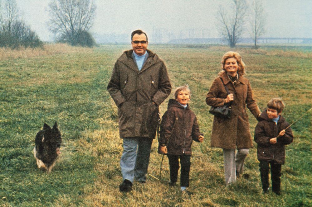 1970 год. Гельмут Коль с женой Ханнелорой и детьми, 7-летним Вальтером и 5-летним Петром.