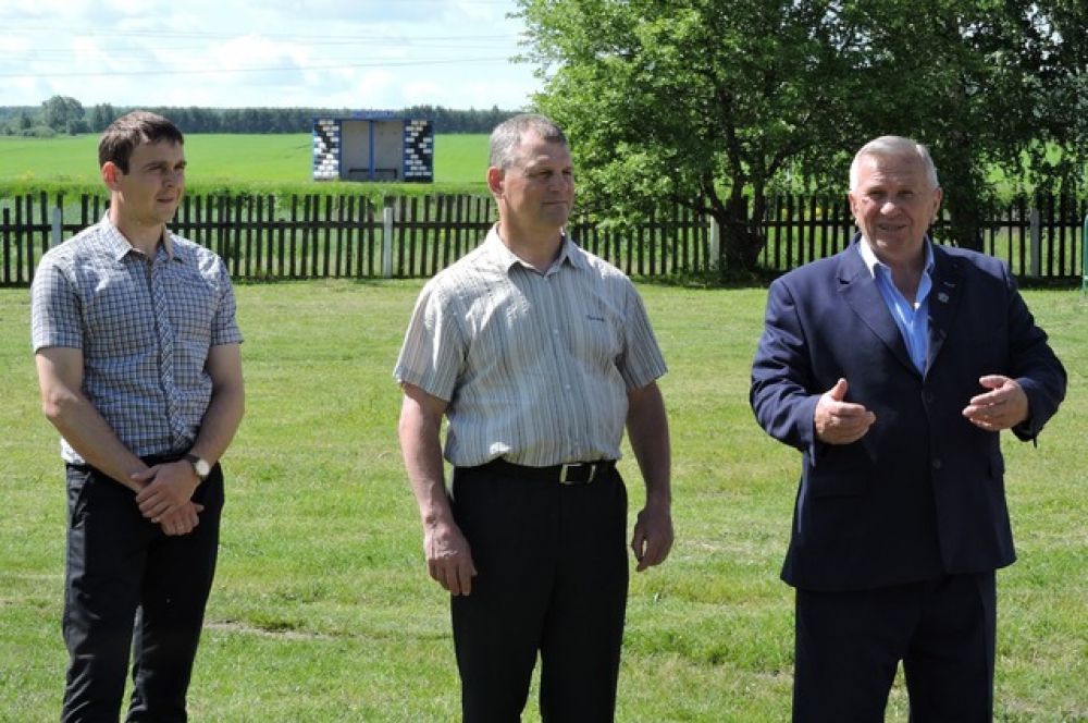Юрий Грошев, Владимир Вальцев и Анатолий Рушкин приветствуют участников сдачи  ГТО. 