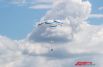 Из тяжелого Ил-76 выбрасывают груз, который плавно спускается на землю благодаря специальным парашютам-куполам
