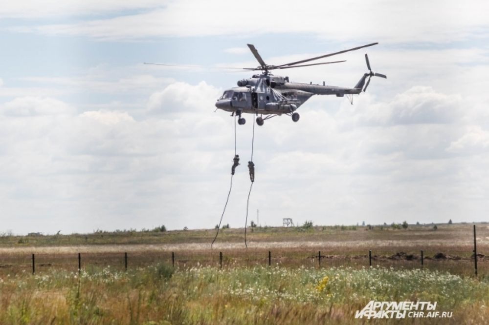 Группа десанта десантируется с вертолета Ми-8