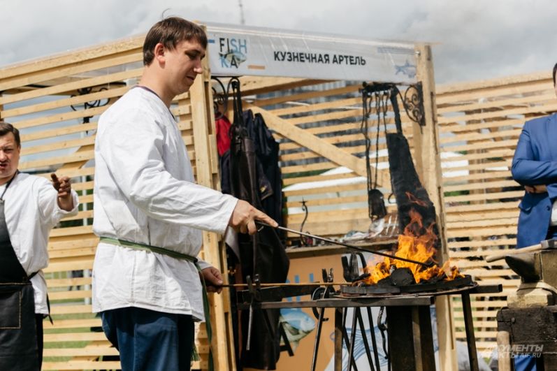 Здесь же, у центра семьи Казан можно было посмотреть за работой мастеров. 