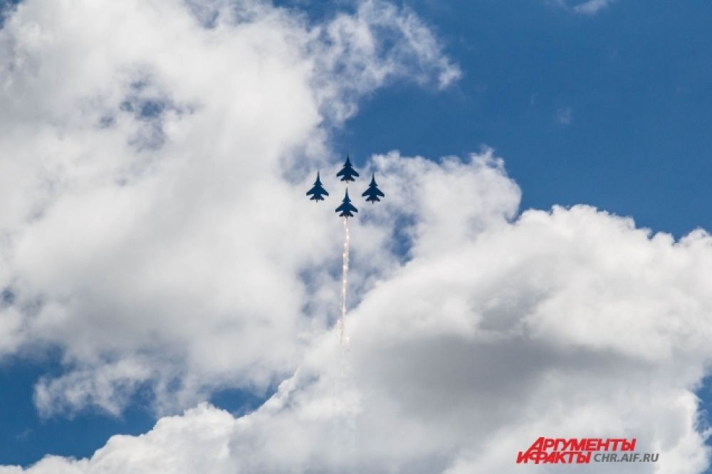 «Русские витязи» показывают фигуры высшего пилотажа в небе