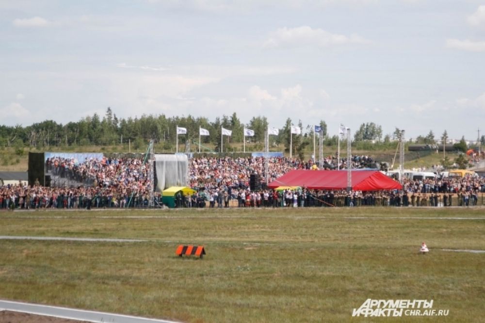 Посмотреть на авиашоу собралось более двух тысяч зрителей