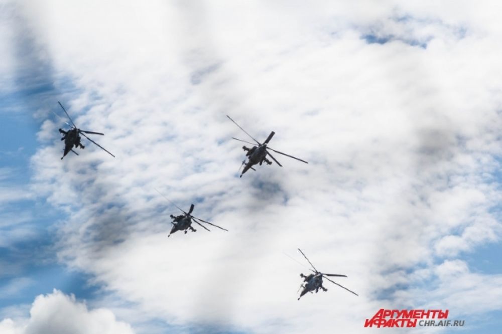Пилоты группы «Беркуты» способны хладнокровно удерживать вертолеты на максимально близком расстоянии друг от друга