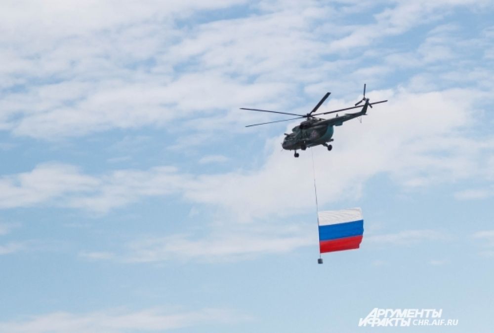 Традиционно авиашоу начинается с пролета вертолетов Ми-8 с государственными флагами