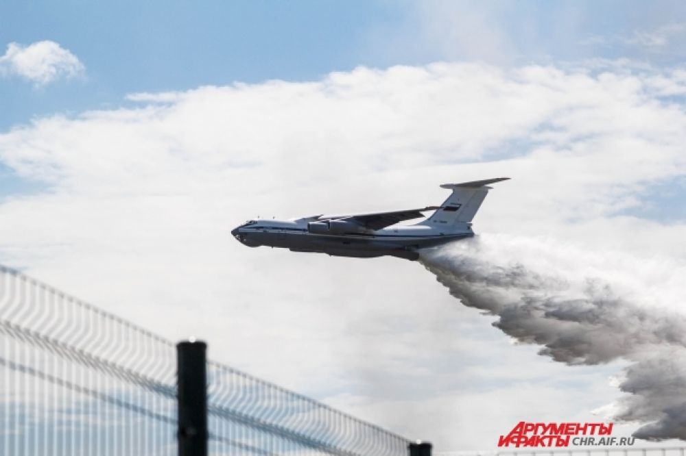 Пожарный самолет Ил-76 сбрасывает 42 тонны воды на скорости 300 км/ч