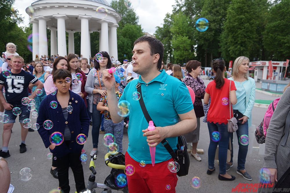 В день проведения праздника погода порадовала всех гостей - на улице было жарко и солнечно.